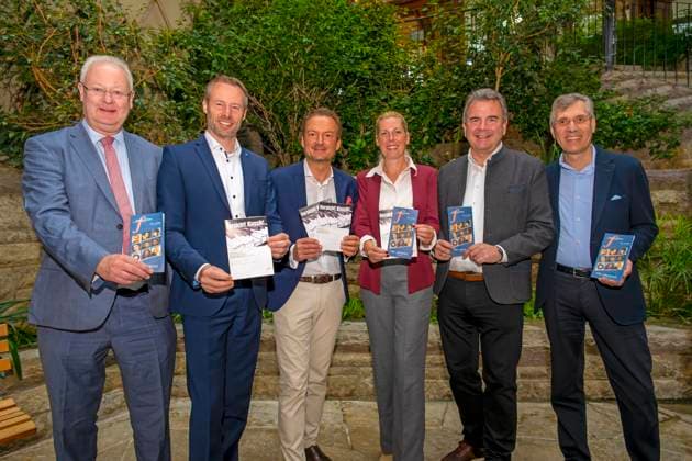 26.09.2025, Internationales Klassikfestival: Festival der Nationen 2025, im Kurhaus Bad Wörishofen (Unterallgäu), Förderer der Klassik, von links: Abgeordneter Berhard Pohl (Freie Wähler), Landrat Alex Eder, Peter Wachler freuen sich zusammen mit dem Ersten Bürgermeister der Stadt Bad Wörishofen Stefan Welzel (2.v.re), und der Kurdirektorin Cathrin Herd (3.v.re), sowie dem Intendanten des Festivals, Winfried Roch (re) 26.09.2025, Klassikfestival Bad Wörishofen 26.09.2025, Klassikfestival Bad Wörishofen