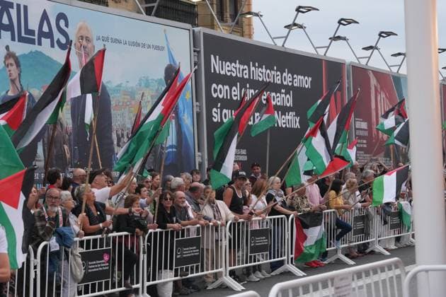 Closing gala of the San Sebastian Festival Dozens of people with Palestinian flags protest before the closing gala of the San Sebastian Festival, at the Victoria Eugenia Theater, on September 27, 2025, in San Sebastian, Guipuzcoa, Basque Country Spain The festival celebrated its 73rd edition from September 19 to 27, 2025, reinforcing its global prominence with 254 titles from 56 countries and an outstanding presence of Spanish cinema The participation of women behind the scenes has increased and Basque cinema has 38 productions The event has included official sections, premieres, forums and activities for professionals and the public 27 SEPTEMBER 2025 CINE SAN SEBASTIÁN FESTIVAL CINEMA ACTRESS DIRECTOR FILM San Sebastian, Guipuzcoa Country Copyright: xUnanuex 6987064