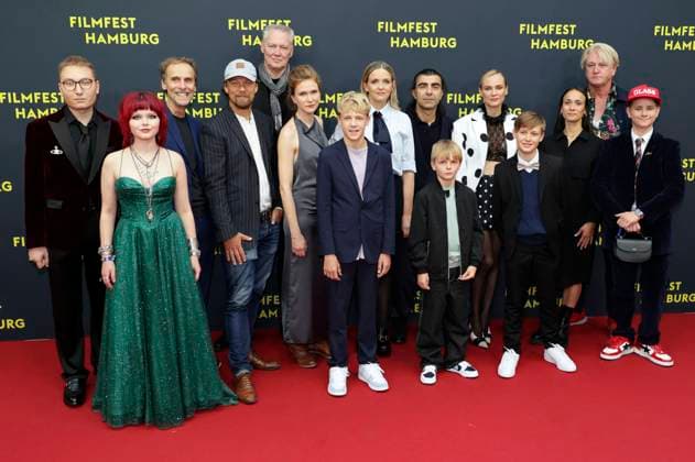 Tony Can, Polli Leuner, Lisa Hagmeister, Laura Tonke, Jasper Billerbeck, Fatih Akin, Tjard Nissen, Diane Kruger, Kian Köpke, Detlev Buck und Cast bei der Premiere des Kinofilms Amrum auf dem 33. Filmfest Hamburg 2025 im Cinemaxx Dammtor. Hamburg, 27.09.2025