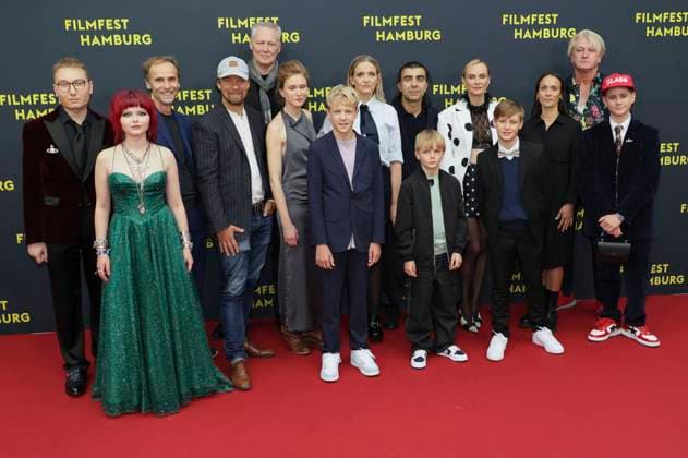 Tony Can, Polli Leuner, Lisa Hagmeister, Laura Tonke, Jasper Billerbeck, Fatih Akin, Tjard Nissen, Diane Kruger, Kian Köpke, Detlev Buck und Cast bei der Premiere des Kinofilms Amrum auf dem 33. Filmfest Hamburg 2025 im Cinemaxx Dammtor. Hamburg, 27.09.2025