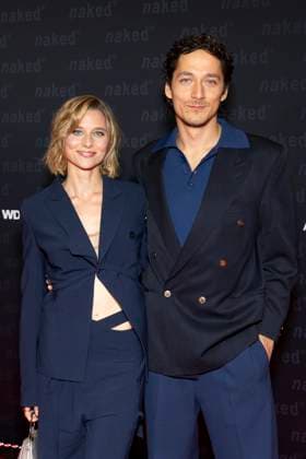 Schauspielerin Svenja JUNG (li.) mit Schauspieler Noah SAAVEDRA (re.), Portraet, Portrait, Halbfigur, freundlich, froehlich, Lachen, bei der Premiere der ARD WDR TV-Serie ,naked, im Filmpalast Koeln, am 01.10.2025.