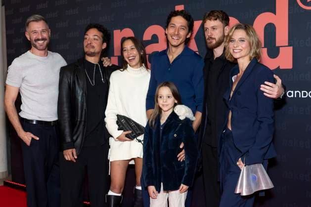 Die Schauspielerinnen und Schauspieler v.l.n.r. Jochen SCHROPP, Aurel MERTZ, Malya Stern TAKEDA, Thore ANKER (vorne), Noah SAAVEDRA, Marco GIANNI und Svenja JUNG, freundlich, Lachen, bei der Premiere der ARD WDR TV-Serie ,naked, im Filmpalast Koeln, am 01.10.2025.