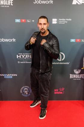 04.10.2025. Oberhausen. The Ultimate HYPE DAS Kampfsport-Event des Jahres kombiniert Realitätsstars, Creator und Profis in einem hochenergetischen Kampfsport-Format. Die Rudolf-Weber-Arena in Oberhausen ist Austragungsort dieses einzigartigen Spektakels, welches die ganze Bandbreite des Kampfsports - Boxen, Kickboxen, MMA, Slapfight, Armwrestling, Wrestling und Bareknuckle - in einer nie dagewesenen Show präsentiert! Hier treffen Profisportler, Experten, Reality Persönlichkeiten und Influencer nach mehrmonatiger Vorbereitung und intensivem Training in Box‘, Kickbox-, MMA‘, Bare‘Knuckle‘, Wrestling‘ und Slap‘Fighting‘Matches aufeinander. Hier: Oberhausen Rudolf-Weber-Arena Nordrhein-Westfalen Deutschland