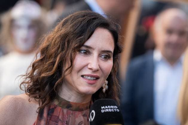The president of the Community of Madrid, Isabel Diaz Ayuso, attends to the media during the Cavalcade of the Hispanidad, on October 5, 2025, in Madrid Spain The parade, with the participation of more than 1,000 people and groups from 22 Spanish-speaking countries with Argentina as guest country, runs along the Gran Vía from Plaza de Espana to the Palacio de Cibeles and marks the beginning of the Hispanic celebrations, which will last until October 12 05 OCTOBER 2025 Diego Radamé Madrid Madrid Espana Copyright: xDiegoxRadamà sx 7006591