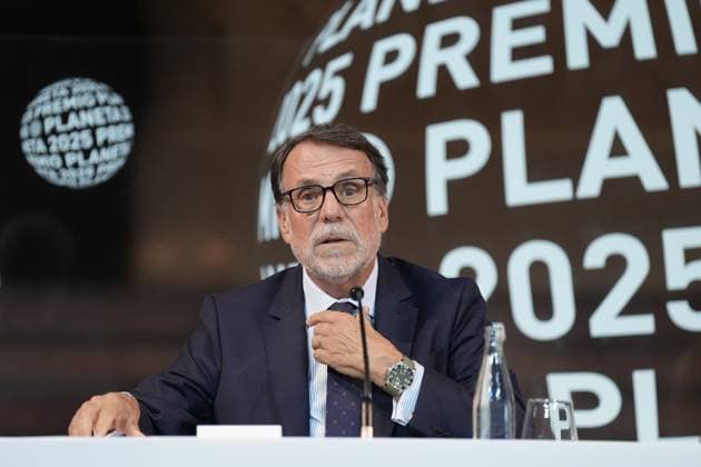 Press conference the day before the presentation of the 78th Planeta Novel Prize The president of Grupo Planeta, José Crehueras, during a press conference the day before the presentation of the Planeta Prize, at the Palau de la Música, on October 14, 2025, in Barcelona, Catalonia Spain The Planeta Prize, which will be held tomorrow, October 15, is the prize with the largest economic endowment in the world, The winning novel is awarded with 1 000 000Ä and the runner-up with 200 000Ä It is not only a literary event, but also a social one, which fulfills the objective of placing the awarded Spanish authors in levels of diffusion and popularity 14 OCTOBER 2025 Barcelona, Catalunya Barcelona, Catalunya Espana Copyright: xDavidxZorrakinox 7026557