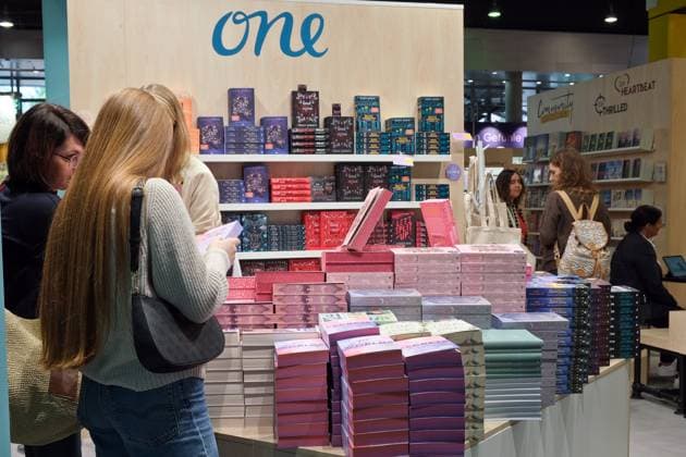 15.10.2025, Frankfurt am Main, DEU, Frankfurter Buchmesse. Blick in Halle 3. Unter dem Thema Young Adult viele bunte Buecher