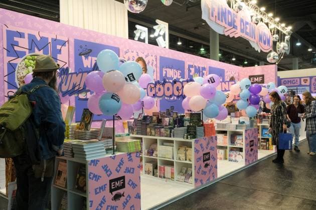 15.10.2025, Frankfurt am Main, DEU, Frankfurter Buchmesse. Blick in Halle 3. Viele bunte Buecher...