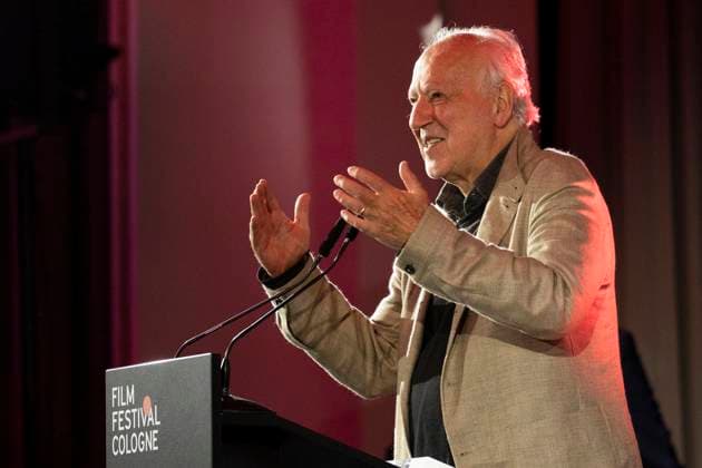 Regisseur, Filmemacher Werner HERZOG (mi.), Preistraeger Filmpreis Koeln 2025, Portrait, Portraet, Halbfigur, bei seiner Dankesrede, am Rednerpult, beim Film Festival Cologne, im Filmpalast Koeln, am 16.10.2025.