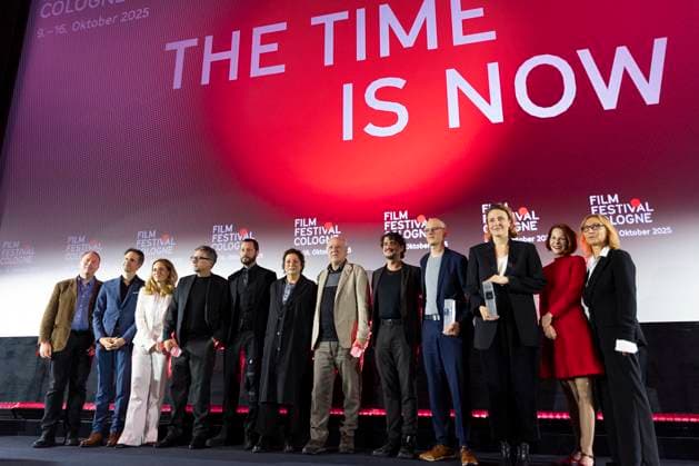 Preistraeger:innen und Laudatoren, v.l.n.r. Scott ROXBOROUGH (The Hollywood Reporter), Schriftsteller Thomas VON STEINACKER, phoenix Programmgeschäftsführerin Eva LINDENAU, Preistraeger Regisseur Kleber MENDONCA FILHO, Preistraeger Filmemacher Mstyslav CHERNOV, Direktorin Dr. Martina RICHTER, Preistraeger Regisseur Werner HERZOG, Preistraeger Regisseur Mehmet Akif BUEYUEKATALAY (BÜYÜKATALAY), Preistraeger Produzent Claus HERZOG-REICHEL, Preistraegerin Maren EGGERT, Film- und Medienwissenschaftlerin Lisa GOTTO und Film und Medienstiftung NRW Katharina BLUM, auf der Buehne, freundlich, lachen, beim Film Festival Cologne, im Filmpalast Koeln, am 16.10.2025.