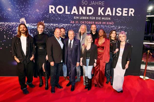 Jörg Weisselberg, Frieda Meyer, Detlef Goy, William King, Roland Kaiser, Ingolf Kurkowski, Lee Caspi, Alexander Wende, Sherita Jacklyn, Paula Möller und Zora Neo bei der Premiere des Dokumentarfilms 50 Jahre Roland Kaiser - Ein Leben für die Musik im Cineplex Münster. Münster, 16.10.2025