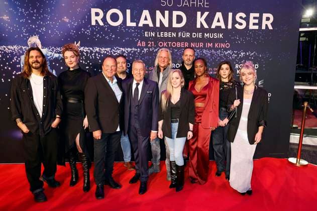 Jörg Weisselberg, Frieda Meyer, Detlef Goy, William King, Roland Kaiser, Ingolf Kurkowski, Lee Caspi, Alexander Wende, Sherita Jacklyn, Paula Möller und Zora Neo bei der Premiere des Dokumentarfilms 50 Jahre Roland Kaiser - Ein Leben für die Musik im Cineplex Münster. Münster, 16.10.2025
