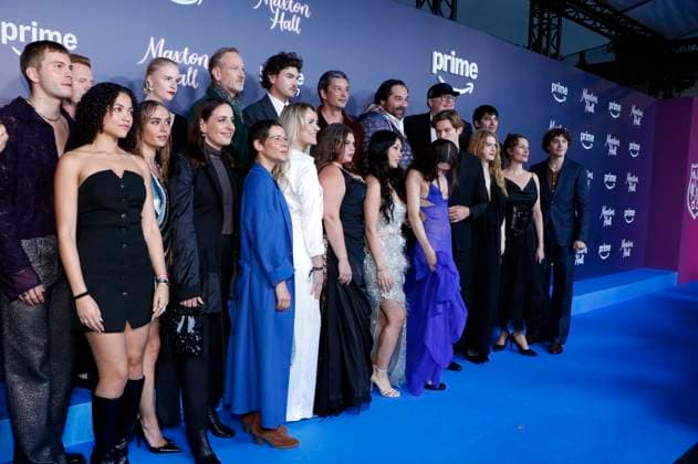 Ben Felipe, Kasem Hoxha, Serena Posadino, Eli Riccardi, Anna Lucia Gustmann, Gina Henkel, Thomas Douglas, Anne Düe, Justus Riesner, Sandrine Bonnaire, Hyun Wanner, Runa Greiner, Martin Neuhaus, Andrea Guo, Martin Schreier, Harriet Herbig-Matten, Damian Hardung, Govinda Gabriel Cholleti, Sonja Weißer, Dagny Dewath und Frederic Balonier bei der Premiere der 2. Staffel der Amazon Prime Video Serie Maxton Hall - Die Welt zwischen uns im Tempodrom. Berlin, 17.10.2025