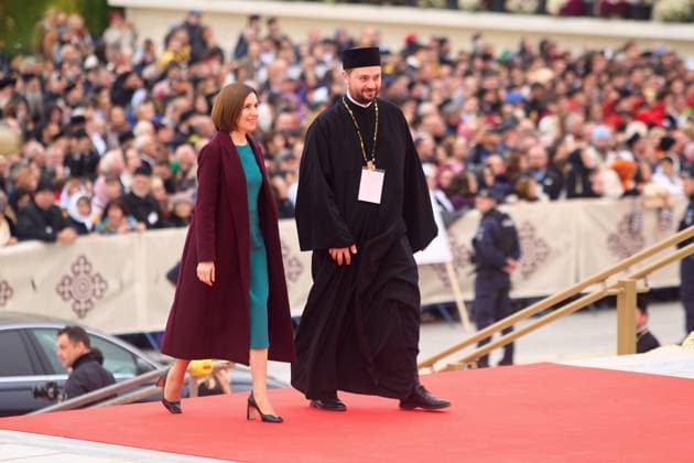 Worlds Largest Orthodox Cathedral, Icons Consecration, Bucharest, Romania Bucharest, Romania. 26th Oct, 2025: Maia Sandu (L), President of Moldova, arrives at the Romanian National Cathedral to attend the consecration of the interior mosaics icons of the Cathedral, an event marking the centennial of the Romanian Orthodox Patriarchate and 140 years of Autocephaly. First proposed in 1881 during the reign of King Carol I, it has been under construction since 2010 and stands today as the largest Orthodox cathedral in the world, dominating Bucharest with its over 130 meters height. Bucharest Romania Copyright: xLucianxAlecux