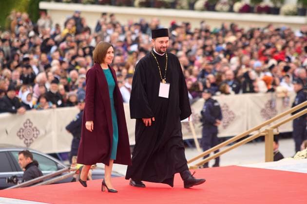 Worlds Largest Orthodox Cathedral, Icons Consecration, Bucharest, Romania Bucharest, Romania. 26th Oct, 2025: Maia Sandu (L), President of Moldova, arrives at the Romanian National Cathedral to attend the consecration of the interior mosaics icons of the Cathedral, an event marking the centennial of the Romanian Orthodox Patriarchate and 140 years of Autocephaly. First proposed in 1881 during the reign of King Carol I, it has been under construction since 2010 and stands today as the largest Orthodox cathedral in the world, dominating Bucharest with its over 130 meters height. Bucharest Romania Copyright: xLucianxAlecux