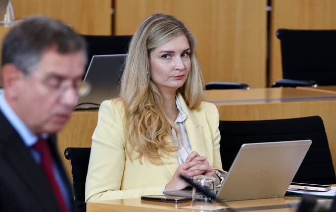 Sonderplenum Thueringer Landtag 29.10.2025, Erfurt, Thueringer Landtag, Plenarsaal, Sonderplenum, 26. Plenarsitzung Sonderplenum, Verhandlungsgegenstand sind Antraege der AfD - Rechtsstaat verteidigen, Linksextremismus in Thueringen bekaempfen, Linksterrorismus verhindern, Militante Antifa in Thueringen aufloesen im Bild: Staatssekretaerin Milen Starke