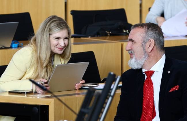 Sonderplenum Thueringer Landtag 29.10.2025, Erfurt, Thueringer Landtag, Plenarsaal, Sonderplenum, 26. Plenarsitzung Sonderplenum, Verhandlungsgegenstand sind Antraege der AfD - Rechtsstaat verteidigen, Linksextremismus in Thueringen bekaempfen, Linksterrorismus verhindern, Militante Antifa in Thueringen aufloesen im Bild: Staatssekretaerin Digitalministerium Milen Starke im Gespraech mit Minister fuer Digitales und Infrastruktur Steffen Schuetz (BSW)