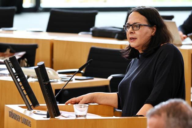 Sonderplenum Thueringer Landtag 29.10.2025, Erfurt, Thueringer Landtag, Plenarsaal, Sonderplenum, 26. Plenarsitzung Sonderplenum, Verhandlungsgegenstand sind Antraege der AfD - Rechtsstaat verteidigen, Linksextremismus in Thueringen bekaempfen, Linksterrorismus verhindern, Militante Antifa in Thueringen aufloesen im Bild: Katharina Koenig-Preuss (Die LINKE)