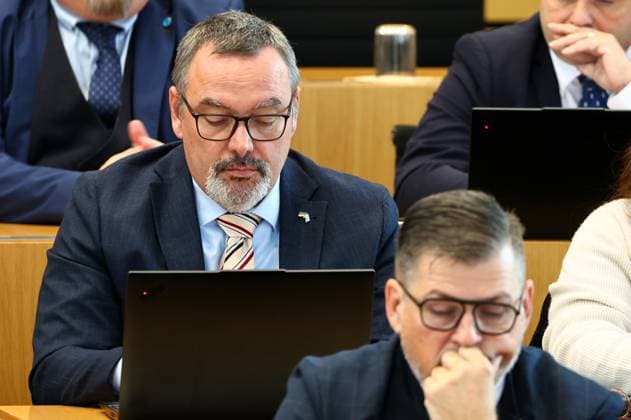 Sonderplenum Thueringer Landtag 29.10.2025, Erfurt, Thueringer Landtag, Plenarsaal, Sonderplenum, 26. Plenarsitzung Sonderplenum, Verhandlungsgegenstand sind Antraege der AfD - Rechtsstaat verteidigen, Linksextremismus in Thueringen bekaempfen, Linksterrorismus verhindern, Militante Antifa in Thueringen aufloesen im Bild: Sascha Schloesser (AfD)