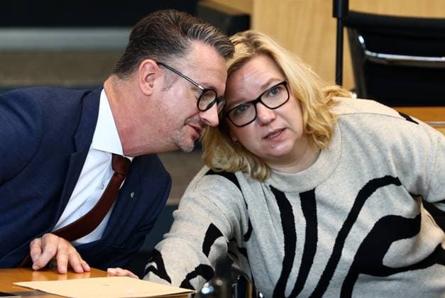 Sonderplenum Thueringer Landtag 29.10.2025, Erfurt, Thueringer Landtag, Plenarsaal, Sonderplenum, 26. Plenarsitzung Sonderplenum, Verhandlungsgegenstand sind Antraege der AfD - Rechtsstaat verteidigen, Linksextremismus in Thueringen bekaempfen, Linksterrorismus verhindern, Militante Antifa in Thueringen aufloesen im Bild: Minister fuer Bildung, Wissenschaft und Kultur Christian Tischner (CDU) und Katja Mitteldorf (Die LINKE)