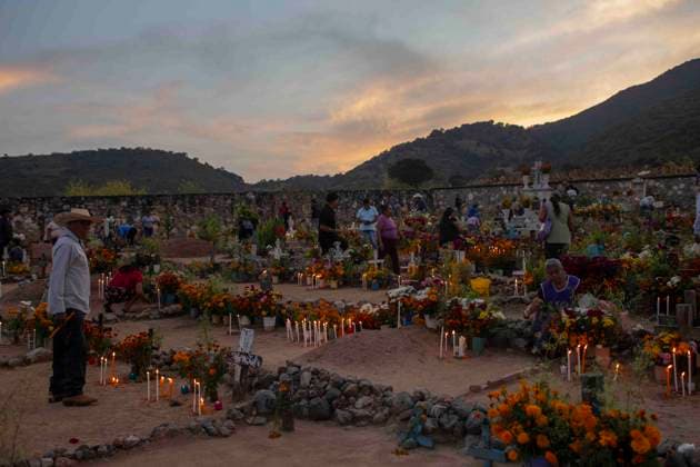 November 1, 2025, Huitziltepec, Guerrero, Mexico: Very close to Chilpancingo, in Guerrero, the residents of the Nahuatl community of Huitziltepec did not forget to remember their dead. As they do every year, the residents of Huitziltepec began to arrive at the village cemetery to place flowers and light candles on the graves of their loved ones. ..Among the graves, people light as many candles as they can, and with the yellow hue of the cempasoºchil flowers and the warm light of the candles, the cemetery is completely illuminated. Huitziltepec Mexico - ZUMAs310 20251101_zip_s310_001 Copyright: xLuisxExSalgadox
