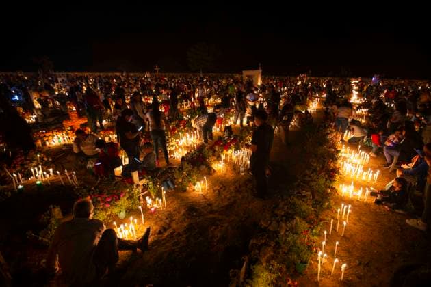 November 1, 2025, Huitziltepec, Guerrero, Mexico: Very close to Chilpancingo, in Guerrero, the residents of the Nahuatl community of Huitziltepec did not forget to remember their dead. As they do every year, the residents of Huitziltepec began to arrive at the village cemetery to place flowers and light candles on the graves of their loved ones. ..Among the graves, people light as many candles as they can, and with the yellow hue of the cempasoºchil flowers and the warm light of the candles, the cemetery is completely illuminated. Huitziltepec Mexico - ZUMAs310 20251101_zip_s310_002 Copyright: xLuisxExSalgadox