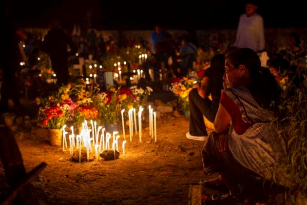 November 1, 2025, Huitziltepec, Guerrero, Mexico: Very close to Chilpancingo, in Guerrero, the residents of the Nahuatl community of Huitziltepec did not forget to remember their dead. As they do every year, the residents of Huitziltepec began to arrive at the village cemetery to place flowers and light candles on the graves of their loved ones. ..Among the graves, people light as many candles as they can, and with the yellow hue of the cempasoºchil flowers and the warm light of the candles, the cemetery is completely illuminated. Huitziltepec Mexico - ZUMAs310 20251101_zip_s310_015 Copyright: xLuisxExSalgadox