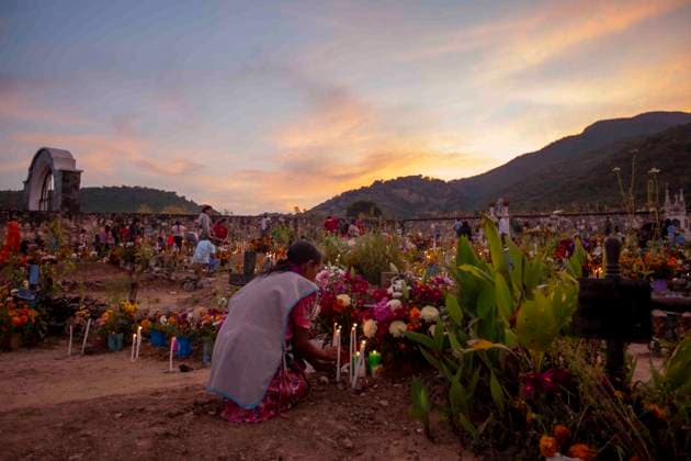 November 1, 2025, Huitziltepec, Guerrero, Mexico: Very close to Chilpancingo, in Guerrero, the residents of the Nahuatl community of Huitziltepec did not forget to remember their dead. As they do every year, the residents of Huitziltepec began to arrive at the village cemetery to place flowers and light candles on the graves of their loved ones. ..Among the graves, people light as many candles as they can, and with the yellow hue of the cempasoºchil flowers and the warm light of the candles, the cemetery is completely illuminated. Huitziltepec Mexico - ZUMAs310 20251101_zip_s310_018 Copyright: xLuisxExSalgadox