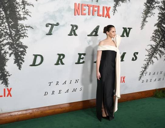 Premiere Of Netflix s Train Dreams HOLLYWOOD, LOS ANGELES, CALIFORNIA, USA - NOVEMBER 03: English actress Felicity Jones arrives at the Premiere Of Netflix s Train Dreams held at The Egyptian Theatre Hollywood on November 3, 2025 in Hollywood, Los Angeles, California, United States., Credit:Juan Pablo Rico Avalon United States, California, Hollywood, The Egyptian Theatre Hollywood Copyright: xJuanxPabloxRicox xAvalonx 1050185761