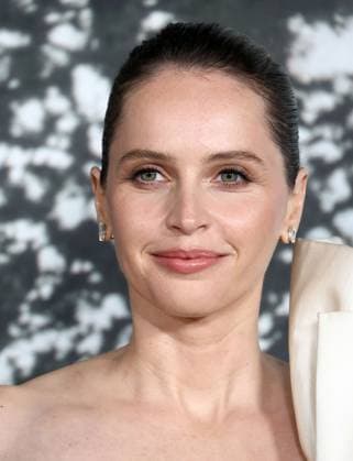 Premiere Of Netflix s Train Dreams HOLLYWOOD, LOS ANGELES, CALIFORNIA, USA - NOVEMBER 03: English actress Felicity Jones arrives at the Premiere Of Netflix s Train Dreams held at The Egyptian Theatre Hollywood on November 3, 2025 in Hollywood, Los Angeles, California, United States., Credit:Juan Pablo Rico Avalon United States, California, Hollywood, The Egyptian Theatre Hollywood Copyright: xJuanxPabloxRicox xAvalonx 1050185795
