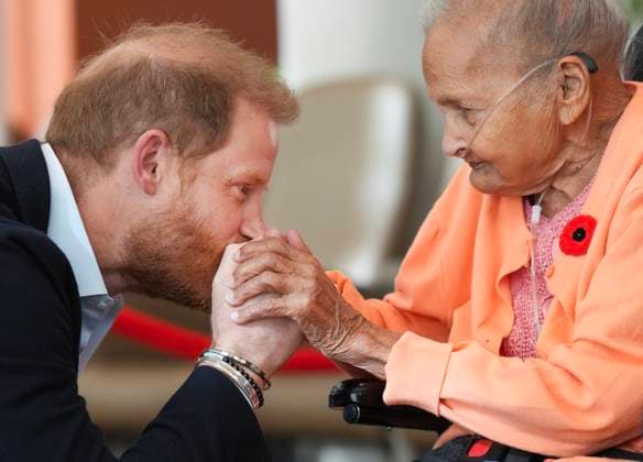 Entertainment Bilder des Tages November 6, 2025, Toronto, On, CANADA: Prince Harry meets Villa Shah, 91, as he meets with some of Canada s oldest veterans, joining them in a creative arts program at Sunnybrook Hospital s veterans centre in Toronto, Thursday, Nov. 6, 2025. Toronto CANADA - ZUMAc35_ 20251106_zaf_c35_062 Copyright: xNathanxDenettex