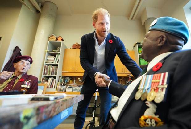 November 6, 2025, Toronto, On, CANADA: Prince Harry, centre, shakes hands with war veteran Ossie Reece as he meets with some of Canada s oldest veterans, joining them in a creative arts program at Sunnybrook Hospital s veterans centre in Toronto, Thursday, Nov. 6, 2025. Toronto CANADA - ZUMAc35_ 20251106_zaf_c35_064 Copyright: xNathanxDenettex