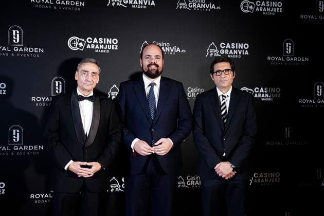 Antenas de Oro Awards 2025 The president of the Federation of Spanish Radio and Television Associations, Juan Ignacio Ocana i and the mayor of Aranjuez, Miguel Gómez Herrero c , during the photocall prior to the presentation of the Antenas de Oro Awards, at the Casino de Aranjuez, on November 8, 2025, in Aranjuez, Madrid Spain The Federation of Spanish Radio and Television Associations has celebrated the 52nd edition of the Golden Antenna Awards, which recognize the work of the most relevant figures of the year in television, radio and media 08 NOVEMBER 2025 GOLDEN ANTENAS AWARDS CASINO RADIO TELE MEDIA A Pé Aranjuez Madrid Aranjuez Madrid Aranjuez Madrid Spain Copyright: xA.xPÃ rezxMecax 7087249