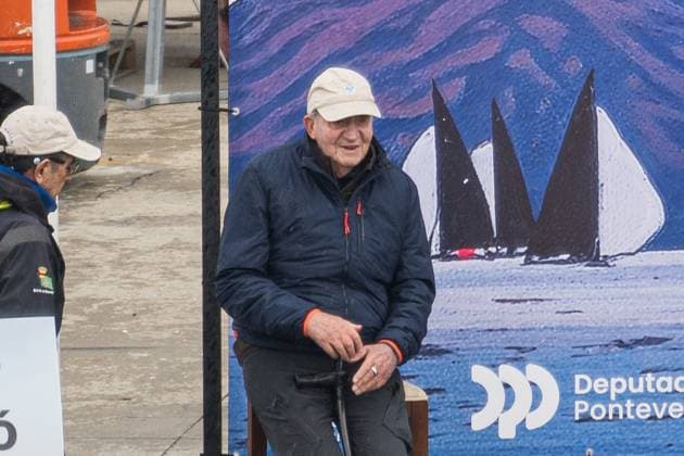 King Juan Carlos I during the arrival to port and awards ceremony on the second day of the regattas at the Club Naútico de Sanxenxo, on November 9, 2025, in Sanxenxo, Pontevedra, Galicia Spain Juan Carlos I is in the Pontevedra town of Sanxenxo to participate, during this weekend, in the regattas of the eighth series of the Spanish 6 meters League 09 NOVEMBER 2025 Elena Ferná Sanxenxo, Pontevedra, Galicia Sanxenxo, Pontevedra, Galicia Spain Copyright: xElenaxFernandezx 7089041