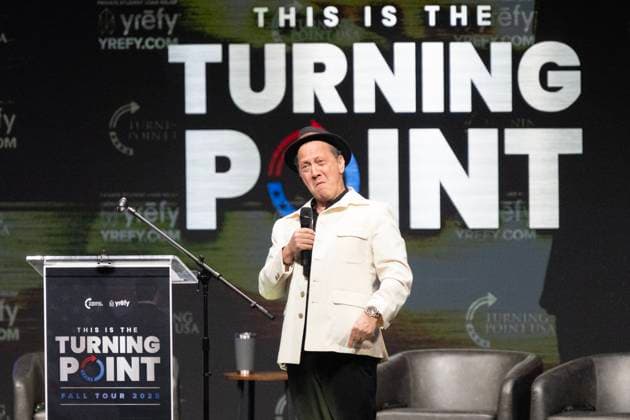 November 10, 2025, Berkeley, Ca, USA: Comedian and acto,r Rob Schneider, mimics actor Robert De Niro, after he met him at a Saturday Night Live show during the Turning Point USA tour at the UC Berkeley on Monday, Nov. 10, 2025, in Berkeley. The group was founded by late conservative activist Charlie Kirk. Berkeley USA - ZUMAj89_ 20251110_zaf_j89_029 Copyright: xPaulxKitagakixJr.x