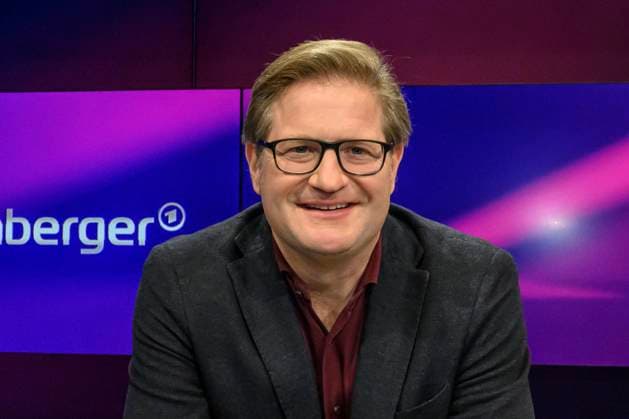 GER, Berlin, Studio, zu Gast bei - maischberger, Polittalk, TV, Format, mit Moderatorin - Sandra Maischberger, Das Erste, aus Adlershof - am Studio 20, im Bild v.l.: Michael Broecker (Table.Briefings) , 11.11.2025, Copyright: HMBxMedia UwexKoch