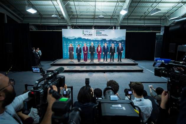 November 11, 2025, Niagara-On-The-Lake, On, Canada: (from left to right) European Union High Representative for Foreign Affairs and Security Policy and European Commission Vice-President Kaja Kallas, Minister of Foreign Affairs of Japan Toshimitsu Motegi, United Kingdom Foreign Secretary Yvette Cooper, Frances Minister for Europe and Foreign Affairs Jean-No˜l Barrot, Canadas Minister of Foreign Affairs Anita Anand, U.S. Secretary of State Marco Rubio, German Foreign Minister Johann Wadephul and Italy s Foreign Minister Antonio Tajani pose for the family photo during the G7 Foreign Ministers Meeting in Niagara-on-the-Lake, Ont., on Tuesday, November 11, 2025. Niagara-On-The-Lake Canada - ZUMAc35_ 20251111_zaf_c35_262 Copyright: xNickxIwanyshynx