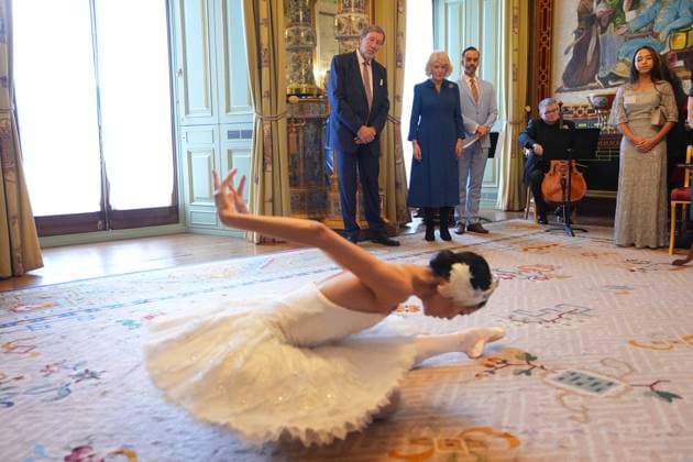 English National Ballet reception Queen Camilla, Patron of the English National Ballet, watching Sangeun Lee performing during a reception with staff, dancers, and supporters to celebrate the company s 75th anniversary and recognise the heritage, innovative creation of new works, and their learning and engagement programme, at Buckingham Palace in central London. Picture date: Wednesday November 12, 2025., Credit:Yui Mok Avalon UK, London Copyright: xYuixMokx xAvalonx 1052047381