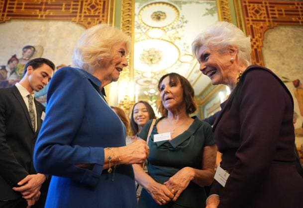 English National Ballet reception Queen Camilla, Patron of the English National Ballet, speaks with Arlene Phillips and Angela Rippon during a reception with staff, dancers, and supporters to celebrate the company s 75th anniversary and recognise the heritage, innovative creation of new works, and their learning and engagement programme, at Buckingham Palace in central London. Picture date: Wednesday November 12, 2025., Credit:Yui Mok Avalon UK, London Copyright: xYuixMokx xAvalonx 1052047716