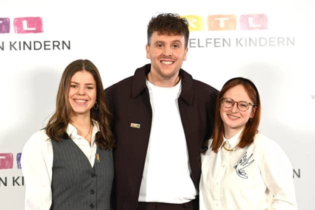 v.l. Ariana MUELLER, Müller, Moderatorin, Alexander KUMPF, Moderator, Johanna MUESSIGER, Müssiger, Moderatorin, Portraet, Porträt, Portrait, Angeschnittenes Einzelbild, Einzelmotiv, 30. RTL Spendenmarathon Wir helfen Kindern , Fernsehen, 20.-21.11.2025 in Huerth, Deutschland,