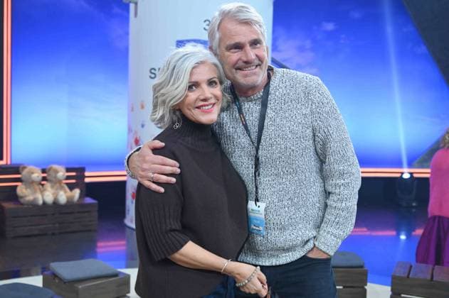 Birgit SCHROWANGE, Moderatorin, mit Ehemann Frank SPOTHELFER, Portraet, Porträt, Portrait, Angeschnittenes Einzelbild, Einzelmotiv, 30. RTL Spendenmarathon Wir helfen Kindern , Fernsehen, 20.-21.11.2025 in Huerth, Deutschland,