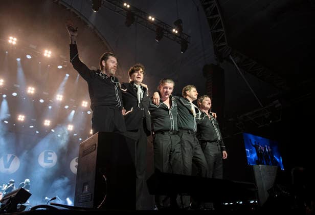 The Hives performing live at Alexandra Palace, London, 29 November 2025 The Hives performing live at Alexandra Palace, London, 29 November 2025 Howlin Pelle Almqvist (Per Almqvist), Nicholaus Arson (Niklas Almqvist), Vigilante Carlstroem (Mikael Karlsson), Chris Dangerous (Christian Grahn), The Johan and Only (Johan Gustafsson) The Hives are a Swedish rock band that rose to prominence in the early 2000s during the garage rock revival. Their mainstream success came with the release of the album Veni Vidi Vicious, containing the anthem Hate to Say I Told You So . The band have been acclaimed by music critics as one of the best live rock bands in current music. This is their The Hives Forever Forever The Hives - World Tour 2025, Credit:Dafy Copyright: xDafyddxOwenx xAvalonx 1055520372