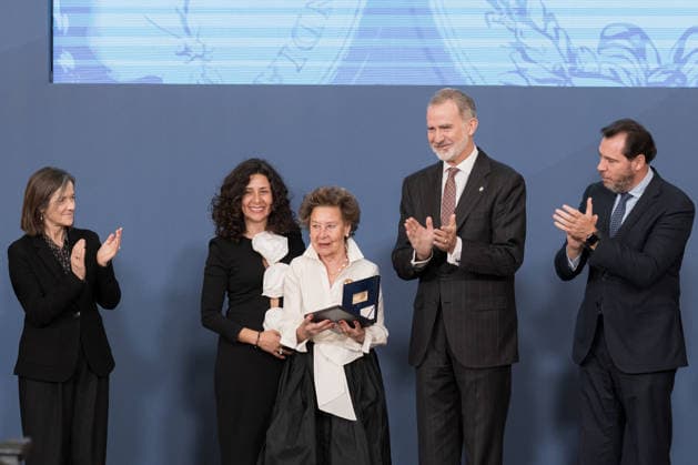 Felipe VI presents the XIX Kingdom of Spain Award for Business Career to the honorary president of Galletas Gullón King Felipe VI during the ceremony of presentation of the IX Kingdom of Spain Award for Business Career to the honorary president of Galletas Gullón, María Teresa Rodríguez c , together with the Minister of Transport, Óscar Puente d , at the Royal Palace of El Pardo, on December 1, 2025, in Madrid Spain In this edition, the award was presented to the honorary president of Galletas Gullón, María Teresa Rodríguez, a company that was founded in 1892 and which she managed since 1983, after the death of her husband, José Manuel Gullón, until her retirement in 2019 Galletas Gullón is today the only family-owned biscuit company that Copyright: xDiegoxRadamà sx 7139786