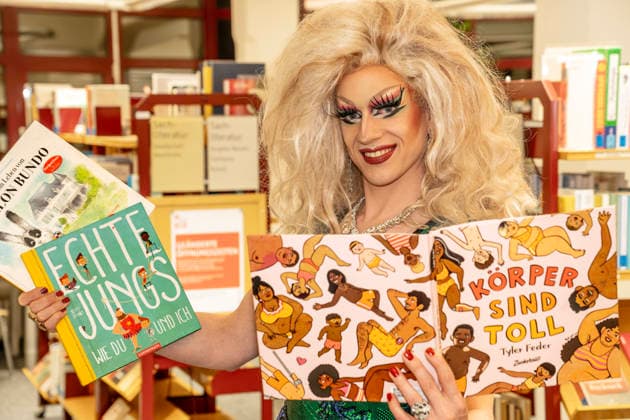 Dragqueen Vicky Voyage, nach ihrer Dragqueen-Lesung für Kinder, Stadtbibliothek Moosach, München, 1. Dezember 2025 Deutschland, München, 1. Dezember 2025, Dragqueen Vicky Voyage nach ihrer Lesung in der Stadtbibliothek Moosach, sie hatte vor Familien mit Kindern aus diesen Kinderbüchern vorgelesen, u.a. dem Buch Körper sind toll, vor der Bibliothek in der Hanauer Straße war es während der Lesung zu heftigen Protesten von Rechtsextremen gekommen, auch eine christlich-fiundamentalistische Gruppe hatte gegen die von ihnen so genannte Frühsexualisierung von Kindern protestiert, dazu gab es zwei Gegendemos gegen Rechts vom Bündnis München ist bunt und einer Antifa-Gruppe, Montagnachmittag ab 16 Uhr im Stadtteil Moosach,