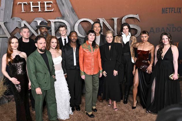 Aisling Franciosi, Jack Doolan, Toby Hemingway, Hannah Forest Briand, Marcuis Harris, Lamar Johnson, Lucas Till, Lena Headey, Michael Greyeyes, Gillian Anderson, Diana Silvers, Natalia del Riego und Katelyn Wells bei der Premiere der Netflix-Serie The Abandons im Netflix Tudum Theater. Los Angeles, 03.12.2025