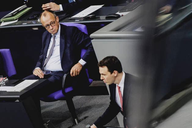 (L-R) Friedrich Merz (CDU), Bundeskanzler, und Pascal Reddig, Mitglied des Deutschen Bundestages (CDU) und Vorsitzender der Jungen Gruppe der CDU CSU, aufgenommen im Rahmen der Debatte ueber das Rentenpaket im Deutschen Bundestag in Berlin, 05.12.2025. Die Junge Gruppe der CDU CSU-Fraktion droht mit Ablehnung des Paketes, was zu einer Krise der Koalition fuehren koennte. Berlin Deutschland Copyright: xFlorianxGaertnerx