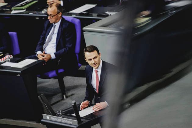 (L-R) Friedrich Merz (CDU), Bundeskanzler, und Pascal Reddig, Mitglied des Deutschen Bundestages (CDU) und Vorsitzender der Jungen Gruppe der CDU CSU, aufgenommen im Rahmen der Debatte ueber das Rentenpaket im Deutschen Bundestag in Berlin, 05.12.2025. Die Junge Gruppe der CDU CSU-Fraktion droht mit Ablehnung des Paketes, was zu einer Krise der Koalition fuehren koennte. Berlin Deutschland Copyright: xFlorianxGaertnerx