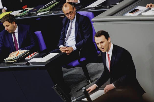 (L-R) Friedrich Merz (CDU), Bundeskanzler, und Pascal Reddig, Mitglied des Deutschen Bundestages (CDU) und Vorsitzender der Jungen Gruppe der CDU CSU, aufgenommen im Rahmen der Debatte ueber das Rentenpaket im Deutschen Bundestag in Berlin, 05.12.2025. Die Junge Gruppe der CDU CSU-Fraktion droht mit Ablehnung des Paketes, was zu einer Krise der Koalition fuehren koennte. Berlin Deutschland Copyright: xFlorianxGaertnerx