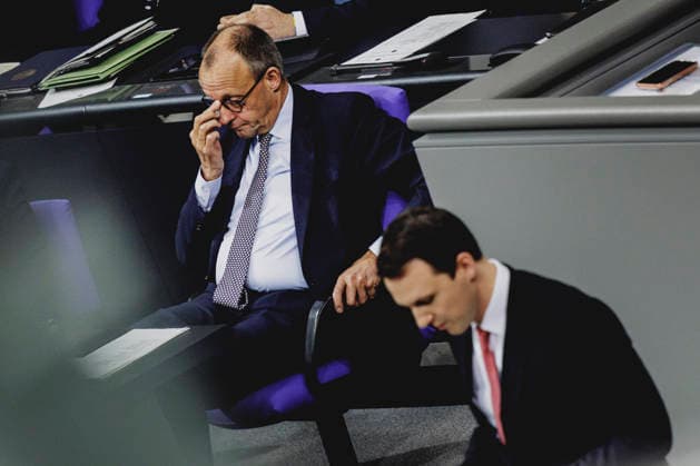 (L-R) Friedrich Merz (CDU), Bundeskanzler, und Pascal Reddig, Mitglied des Deutschen Bundestages (CDU) und Vorsitzender der Jungen Gruppe der CDU CSU, aufgenommen im Rahmen der Debatte ueber das Rentenpaket im Deutschen Bundestag in Berlin, 05.12.2025. Die Junge Gruppe der CDU CSU-Fraktion droht mit Ablehnung des Paketes, was zu einer Krise der Koalition fuehren koennte. Berlin Deutschland Copyright: xFlorianxGaertnerx