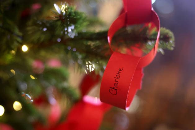 Members Of The Royal Family Attend The Together At Christmas Carol Service LONDON, ENGLAND - DECEMBER 05: A paper chain garland signed by Princess Charlotte of Wales on a Christmas tree at the Together At Christmas Carol Service at Westminster Abbey on December 05, 2025 in London, England. Led by The Princess and supported by The Royal Foundation, the annual event offered a chance to pause and reflect on the values of love, compassion, and the connections we share. The service also highlighted remarkable individuals from across the UK who have demonstrated extraordinary kindness, empathy, and support within their communities., Credit:Chris Jackson Avalon United Kingdom, England, London, Westminster Abbey Copyright: xChrisxJacksonx xAvalonx 1056773316