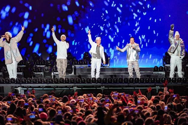 04.12.2025, Schladming, AUT, Unterwegs in Steiermark, Ski Opening 2025, Konzert, im Bild Backstreet Boys, Feature, Übersicht, Planai Stadion, Feature, Fan, Konzert,